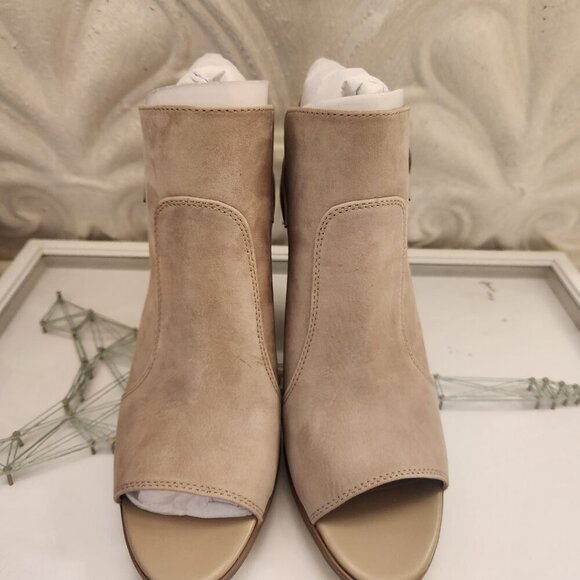 Vince Camuto Grey Leather " Bernida" Peep toe Heeled Sandals. NIB. Size Various - Picture 4 of 11